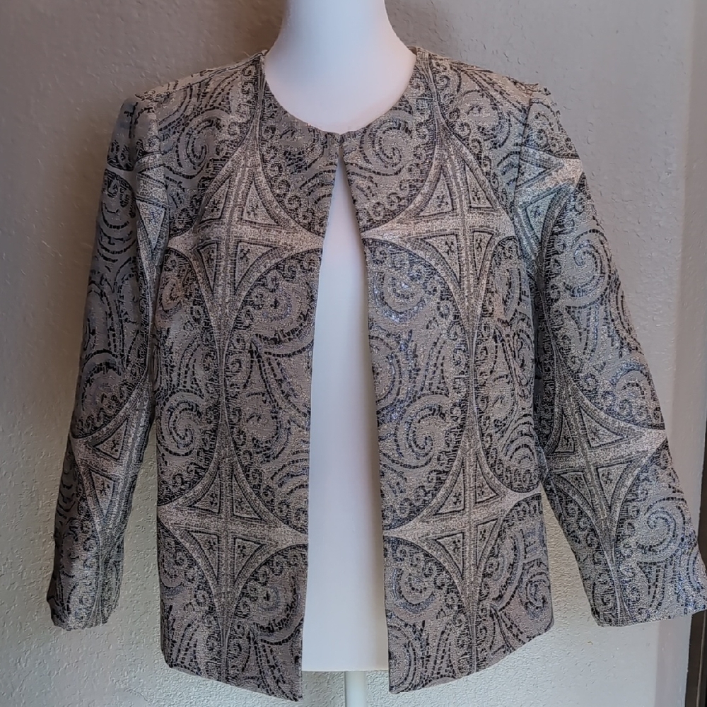 Chico's Size 0. Elegant Gray Patterned Jacket